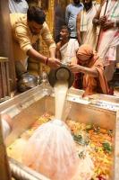  HH Swamiji performs Abhisheka at Shri Kashi Vishwanath Temple, renders the bhajans 'Mahadeva Sharanam' and 'Samba Sadashiva' (26.03.2025)
